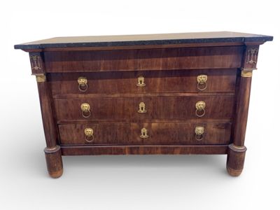 Commode en acajou et placage d'acajou, ouvrant à quatre tiro…