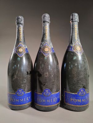 trois bouteilles de champagne posées les unes à côté des autres sur une table