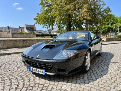 une voiture de sport noire garée dans une rue pavée