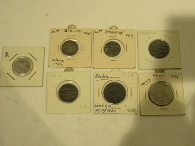 Six types de pièces différents sont exposés dans une vitrine.