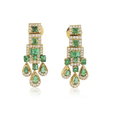 une paire de boucles d'oreilles en émeraude et diamant