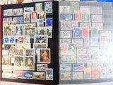 la photo d'un livre avec des timbres