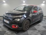 La Citroën noire est garée dans le garage, sur un sol à damier.