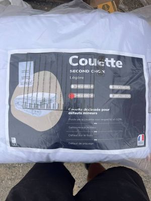 quelqu'un tient un oreiller sur lequel est représentée une horloge