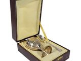 une image représentant une cuillère en argent et un repose-cuillère dans une boîte