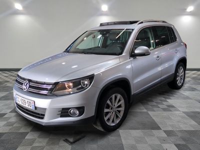 la volkswagen tiguan est garée sur un carrelage à carreaux