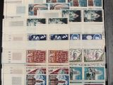 un grand nombre de timbres qui sont sur la table
