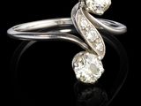 gros plan d'une bague en diamant sur une surface noire