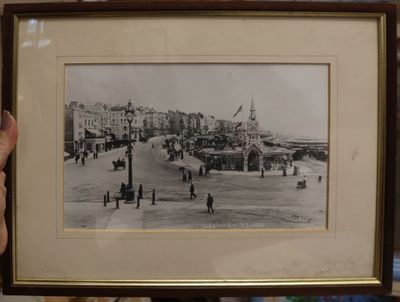 a picture of a black and white picture of a city