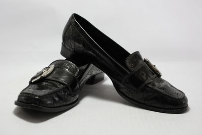 LOUIS VUITTON, mocassin richelieu en en cuir verni perforé, …