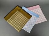 trois serviettes de table de couleurs différentes posées les unes à côté des autres sur une table