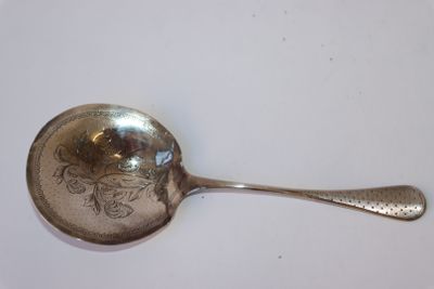 une cuillère en argent ornée d'un motif floral