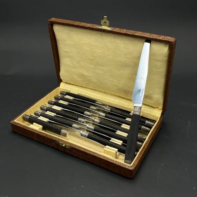 [ART DE LA TABLE] 12 couteaux de table, le manche en bois no… - Photo 1