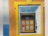 une photo d'un tableau représentant une maison avec une horloge à la fenêtre