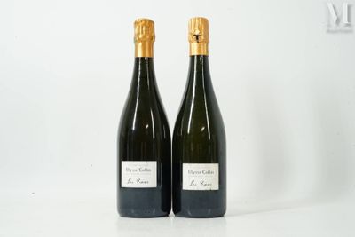 deux bouteilles de vin posées sur une table blanche