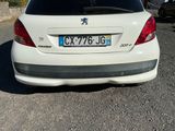 la photo d'une voiture blanche garée dans un parking