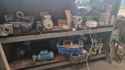 de nombreux types de machines en stock