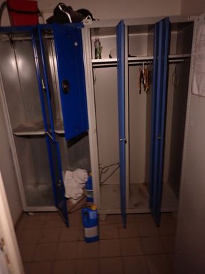 un casier bleu dans un coin d'une petite pièce