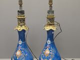 une paire de lampes-vases bleues et dorées ornées de motifs floraux