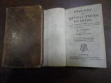 un vieux livre ouvert sur une table