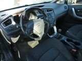 l'intérieur d'une voiture avec des sièges en cuir noir et un volant