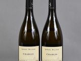 deux bouteilles de vin blanc posées l'une à côté de l'autre sur une table