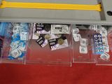 une image représentant une boîte en plastique contenant de nombreux objets