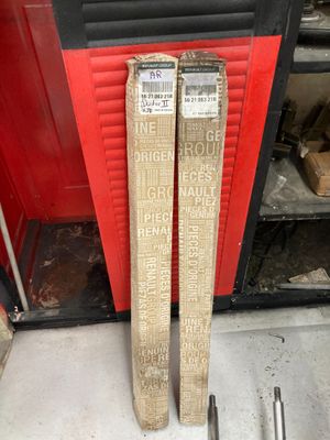 deux skis posés l'un à côté de l'autre sur le sol