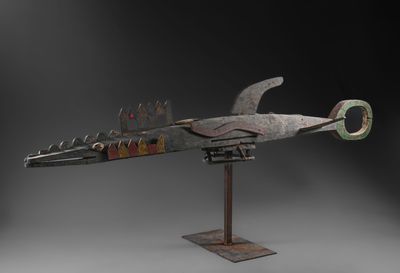 un gros plan d'une sculpture représentant un poisson posée sur un socle
