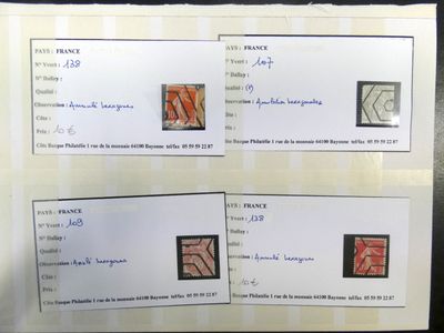trois timbres différents sur une feuille de papier sur laquelle figure l'image d'un bâtiment