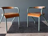 deux chaises assises l'une à côté de l'autre sur le sol