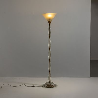 une photo d'un lampadaire surmonté d'un abat-jour en verre