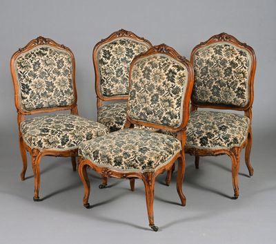 quatre chaises anciennes avec des coussins rembourrés à motifs floraux