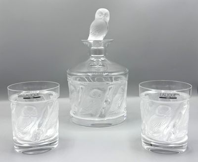 trois verres et une carafe posés sur une table