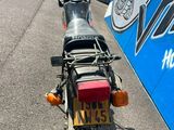 une moto garée sur le côté de la route