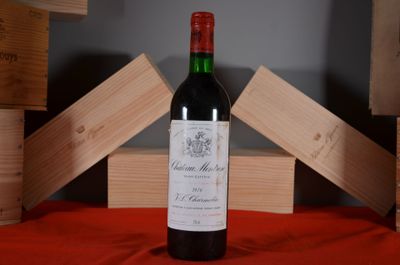 une bouteille de vin posée sur une table