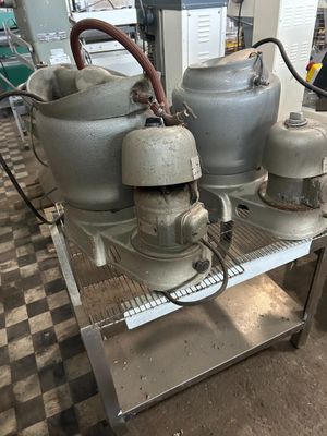 un chariot métallique sur lequel sont posés plusieurs bidons d'essence
