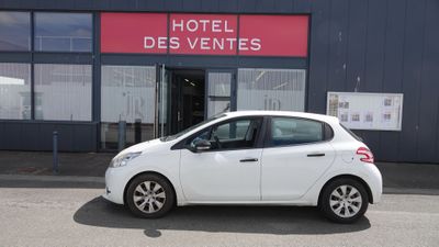 une petite voiture blanche garée devant un hôtel