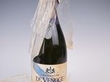 une bouteille de vin emballée dans du plastique