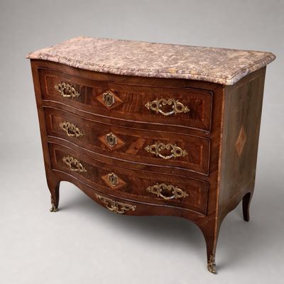 commode ancienne avec dessus en marbre et poignées en laiton