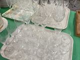 une table sur laquelle se trouvent de nombreux verres à vin vides