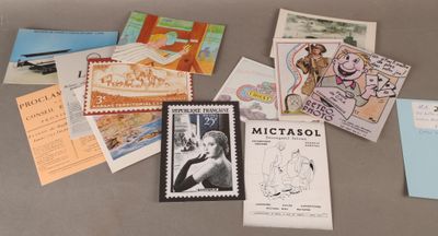 de nombreux types de cartes postales sur la table