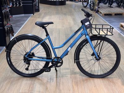 un vélo bleu exposé dans un magasin