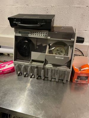 une vieille radio posée sur une table en métal