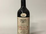 une bouteille de vin posée sur une table