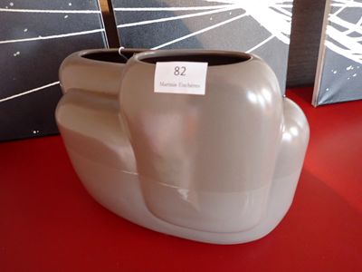deux vases posés sur une table rouge