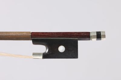 un archet de violon d'où dépasse un morceau de bois