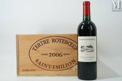une bouteille de vin posée à côté d'une caisse en bois