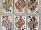 une photo d'une photo représentant un jeu de cartes posé sur une table