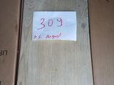 une boîte en bois sur laquelle est apposée une étiquette de prix